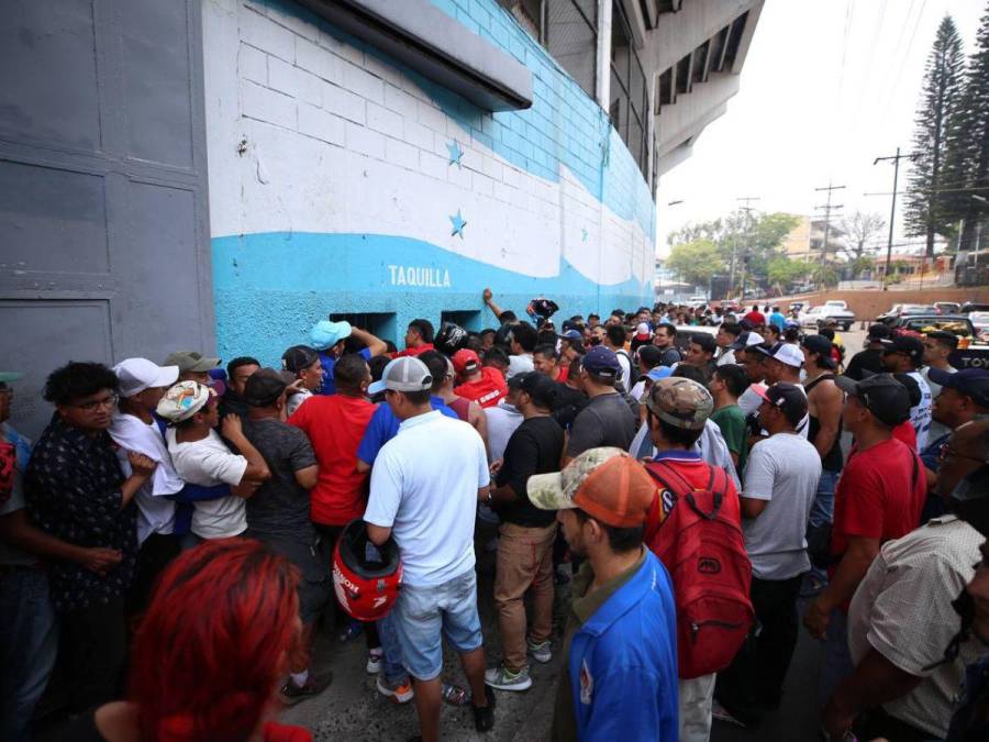 Empujones, gritos y desorden: caos genera compra de boletos para final Olimpia contra Olancho FC en el Estadio Nacional