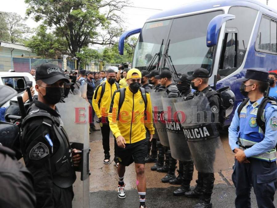 En autobús color azul y en medio de una multitud de motagüenses: Así fue la peculiar llegada de Real España al Nacional
