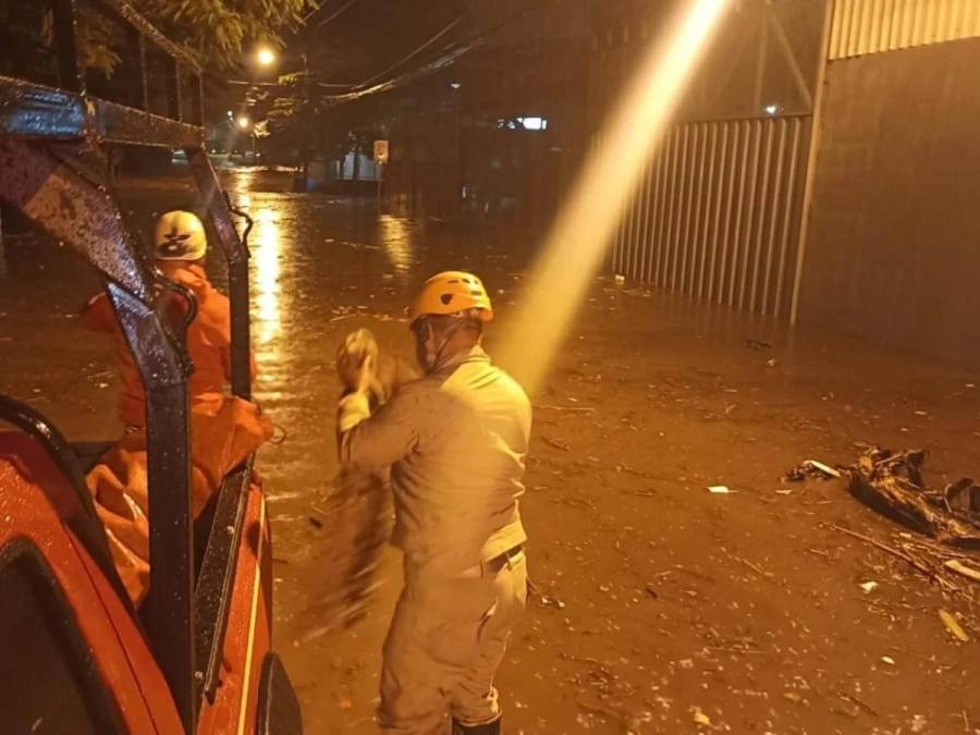 Lodo, desplome de muros y alcantarillas saturadas dejaron lluvias en el Distrito Central