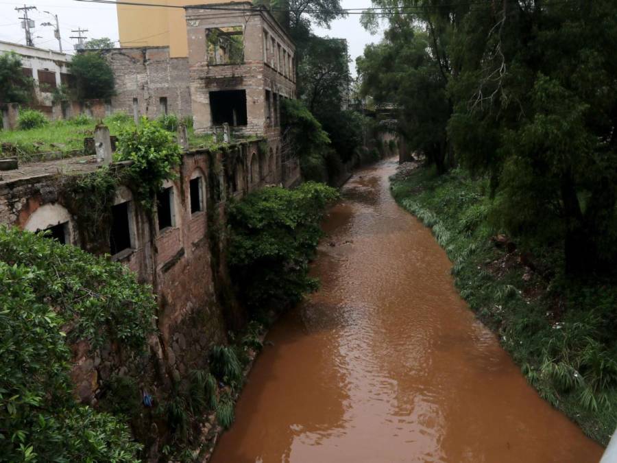 Los ríos de la capital permanecen en calma pese a fuertes lluvias