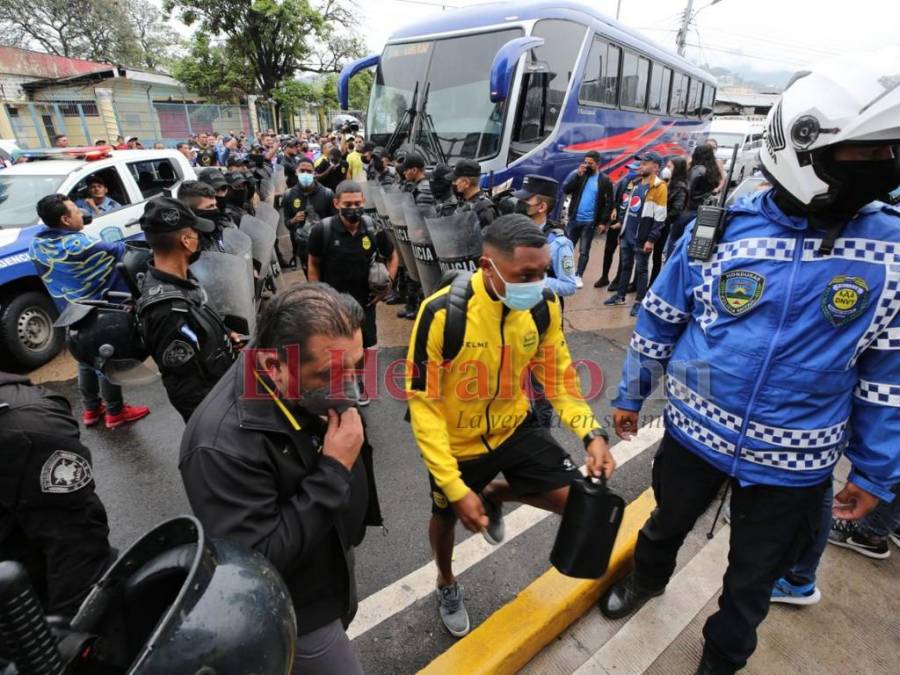 En autobús color azul y en medio de una multitud de motagüenses: Así fue la peculiar llegada de Real España al Nacional