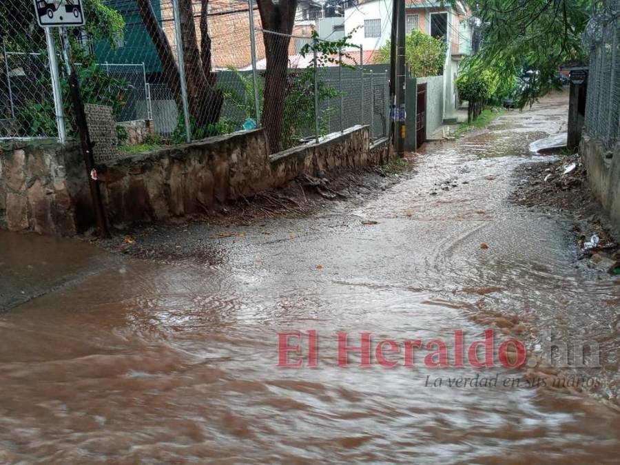 Carros atrapados y calles inundadas, caos en colonia Kennedy tras lluvias