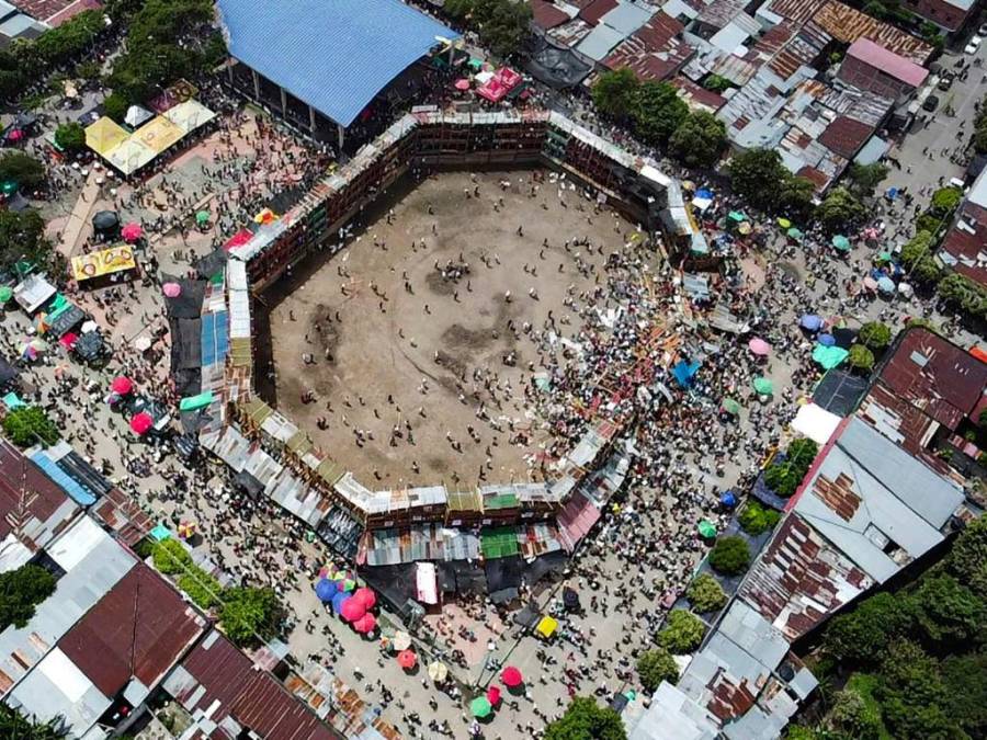 Pánico, muertos y heridos: Así fue el desplome de gradería en corrida de toros en Colombia