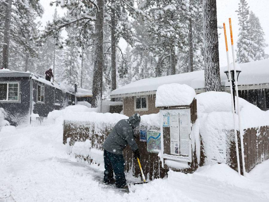 Intensa nevada paraliza California, EUA; miles de personas sin electricidad