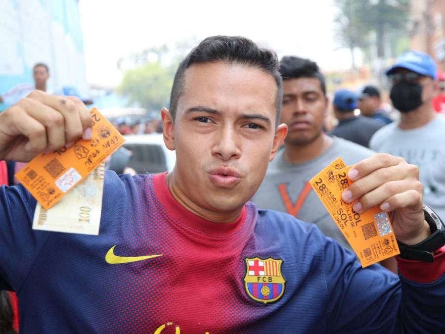 Empujones, gritos y desorden: caos genera compra de boletos para final Olimpia contra Olancho FC en el Estadio Nacional