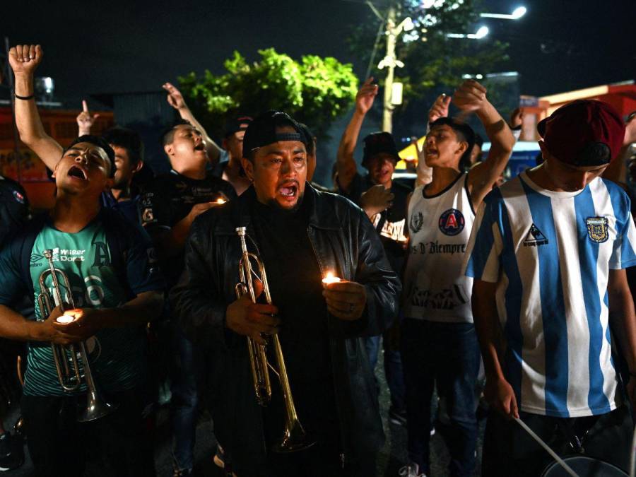 Imágenes del homenaje que rindieron a víctimas de estampida en estadio de El Salvador