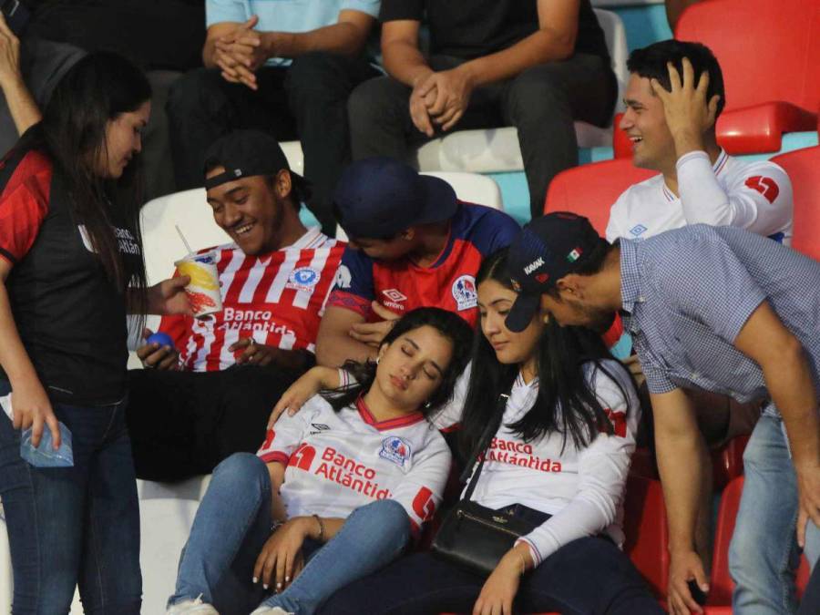¡Las Bellezas en el Nacional! Chicas roban miradas en el Motagua vs Olimpia