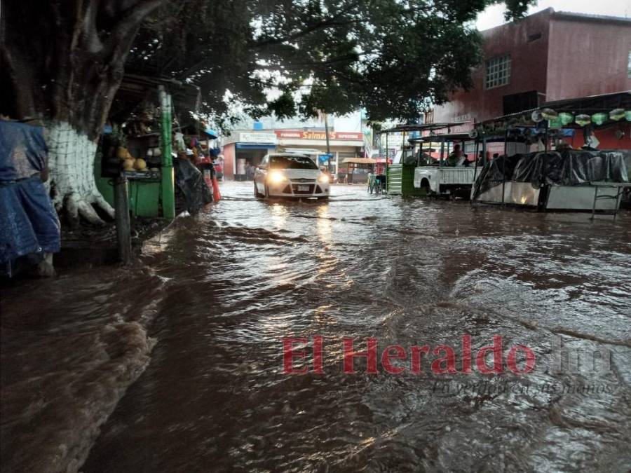 Carros atrapados y calles inundadas, caos en colonia Kennedy tras lluvias