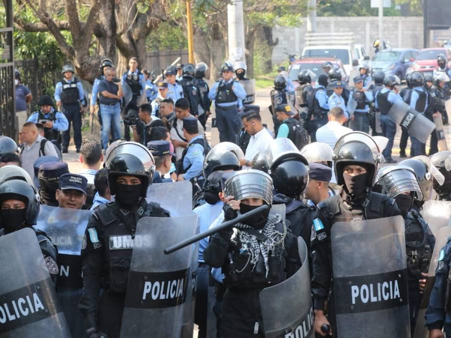 Botellazos, insultos y empujones en confrontación de colectivos de Libre y policías en Infop