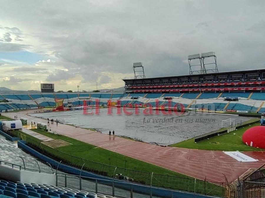 Pocos aficionados y protección ante la lluvia: Así luce el Olímpico previo al Honduras-Canadá