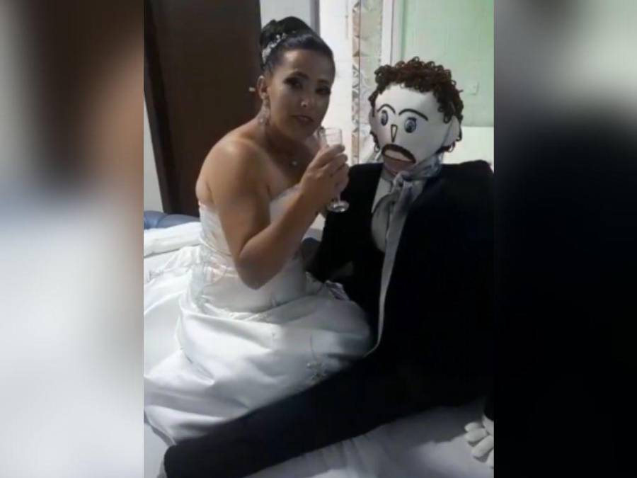 Merivone Rocha, mujer que se casó con un muñeco de trapo; tuvieron un bebé