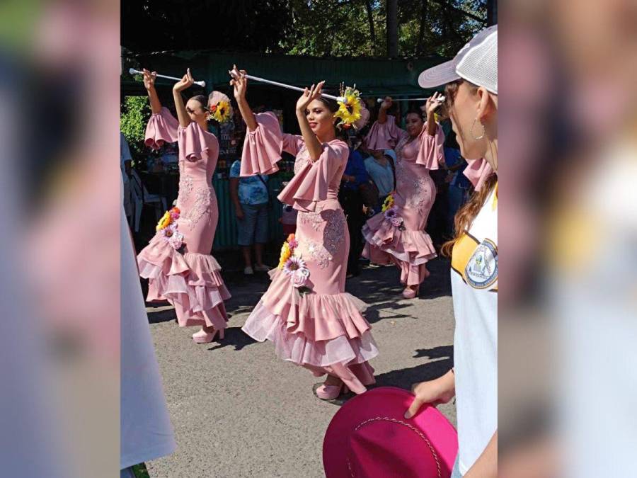 Las palillonas que sorprendieron con inusual vestido en desfiles patrios de El Salvador