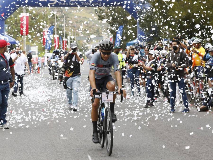 Así fue la llegada de Luis López a la meta tras recorrer 132 kilómetros en la Vuelta Ciclística 2022