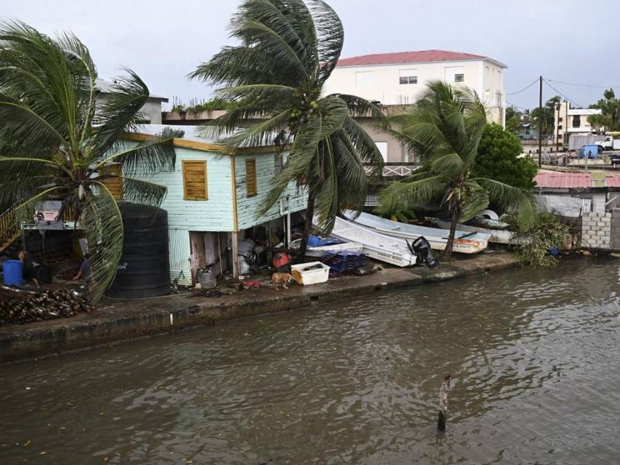 Belice se prepara para embate del huracán Lisa tras su paso por zona insular de Honduras