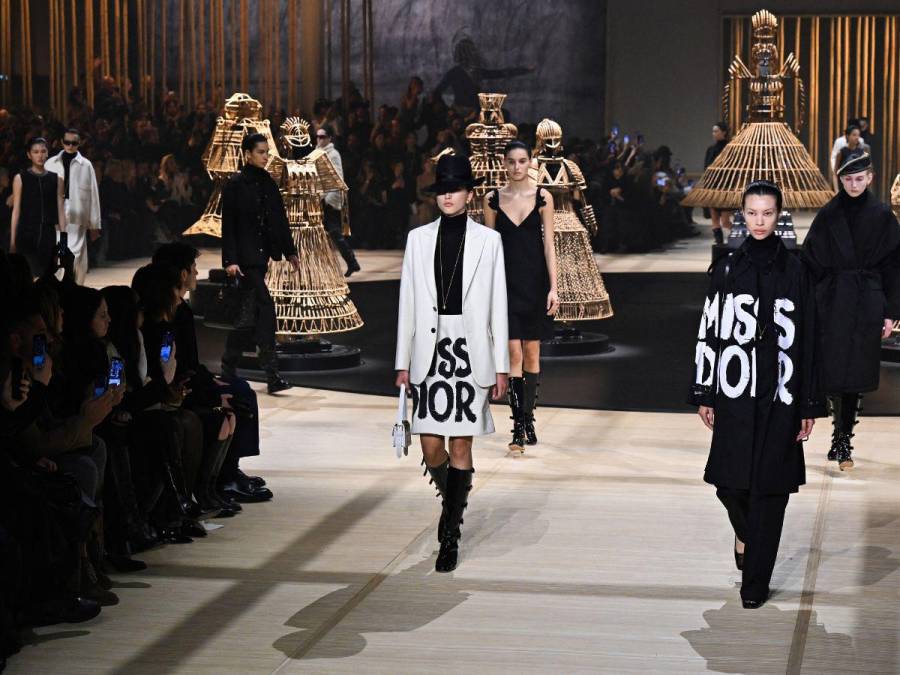 Oda a los años 60 en el desfile Dior de la Semana de la moda femenina