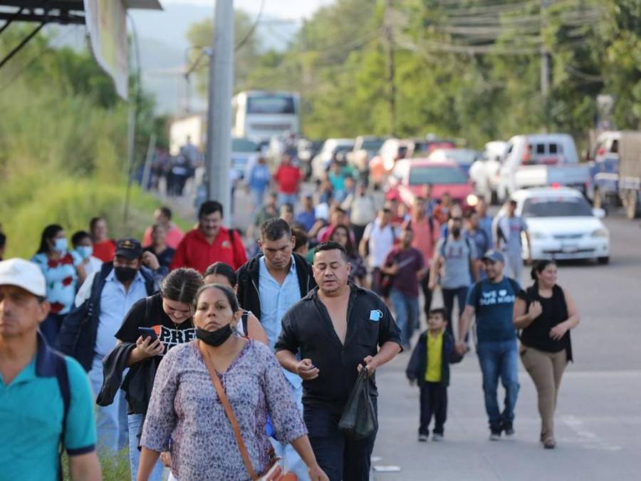 Cientos de capitalinos caminaron dos horas por toma en salida al sur de la capital
