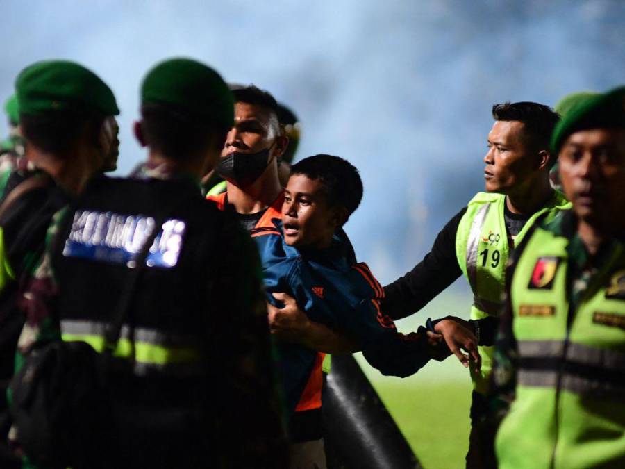 Narran el horror de la estampida que dejó más de 120 muertos en estadio de Indonesia