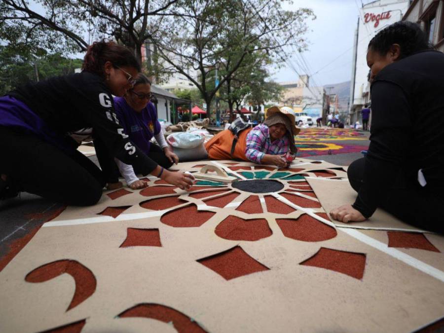 Fe y tradición: coloridas alfombras adornan Tegucigalpa este Viernes Santo