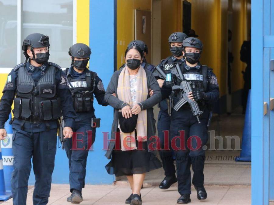Rápido operativo y fuerte resguardo policial, así fue la extradición de Herlinda Bobadilla a EEUU (FOTOS)
