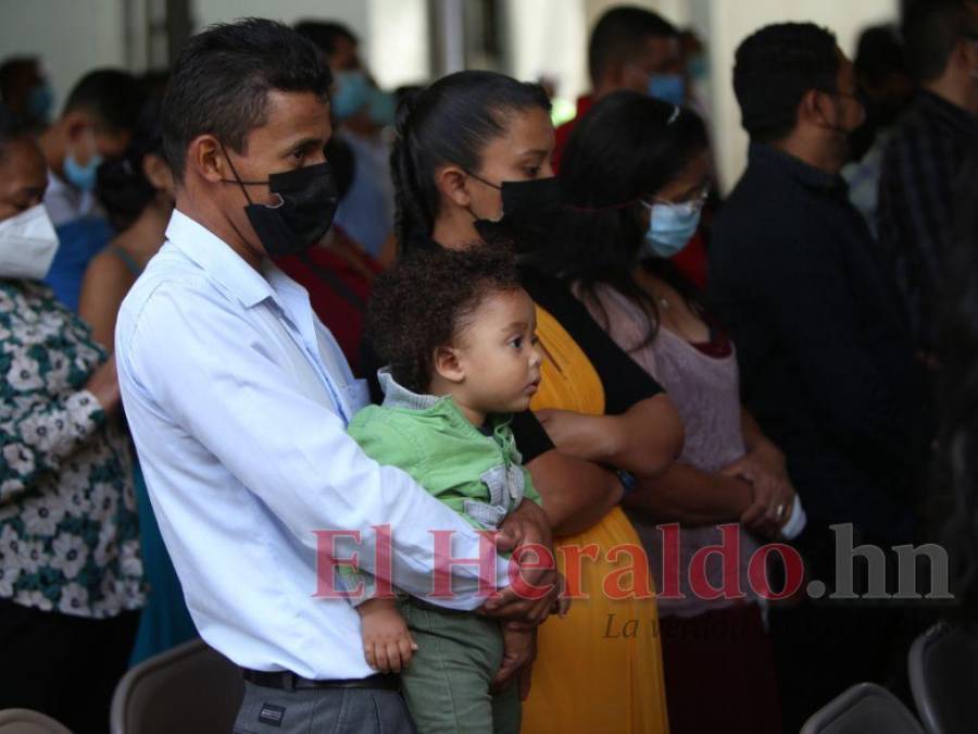 Treinta parejas se dan el “sí acepto” en las bodas gratis de la capital