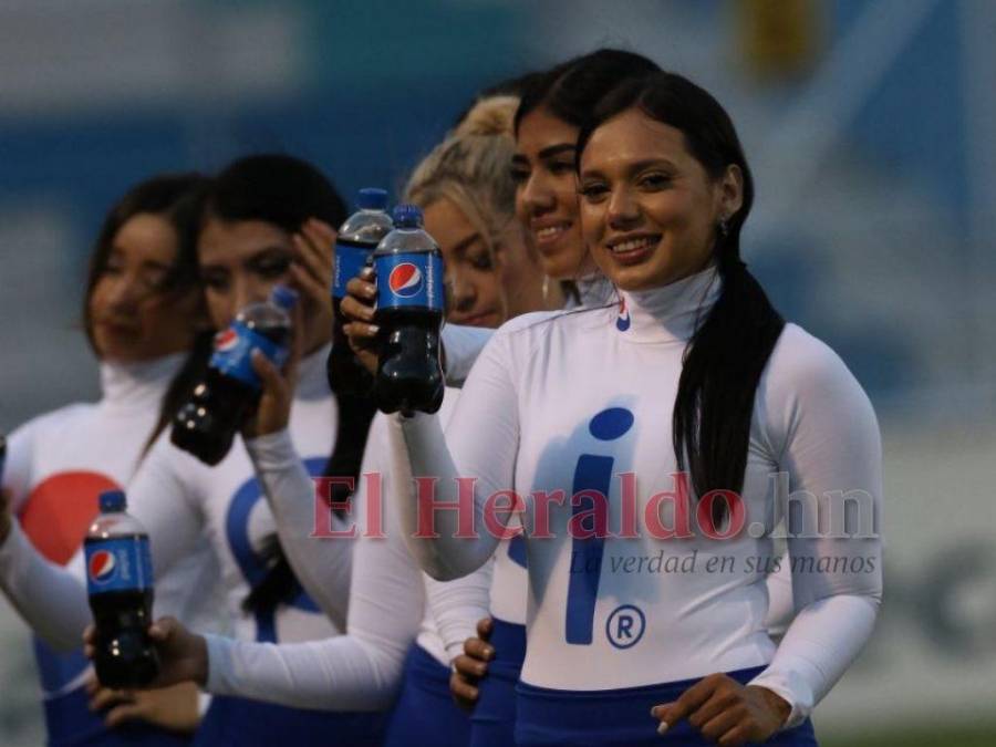 ¡Roban suspiros! Hermosas chicas adornan el Estadio Nacional en el clásico Motagua-Olimpia