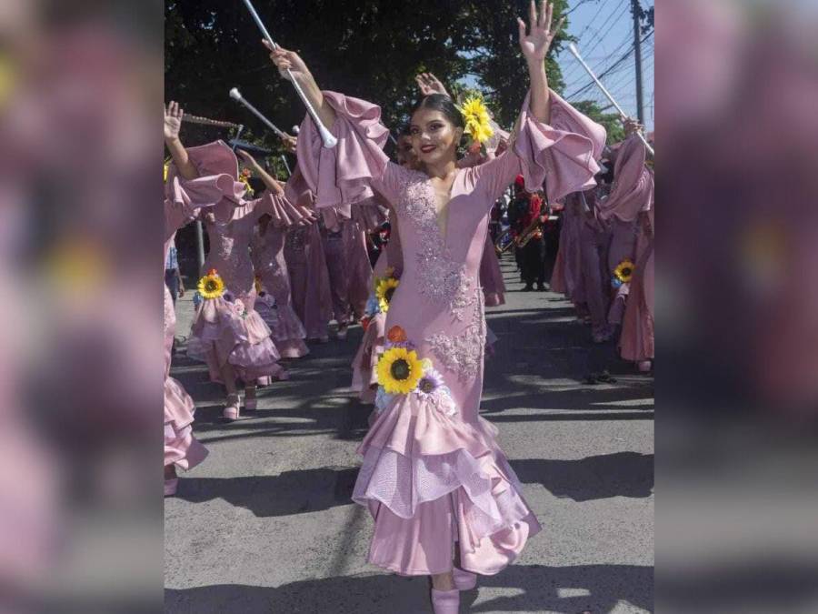 Las palillonas que sorprendieron con inusual vestido en desfiles patrios de El Salvador