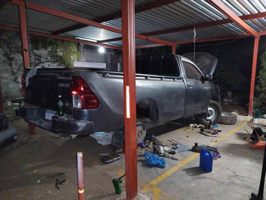 Droga, uniformes policiales y hasta buses robados hallan en taller clandestino en Comayagua