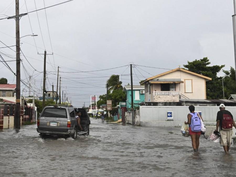 Belice se prepara para embate del huracán Lisa tras su paso por zona insular de Honduras