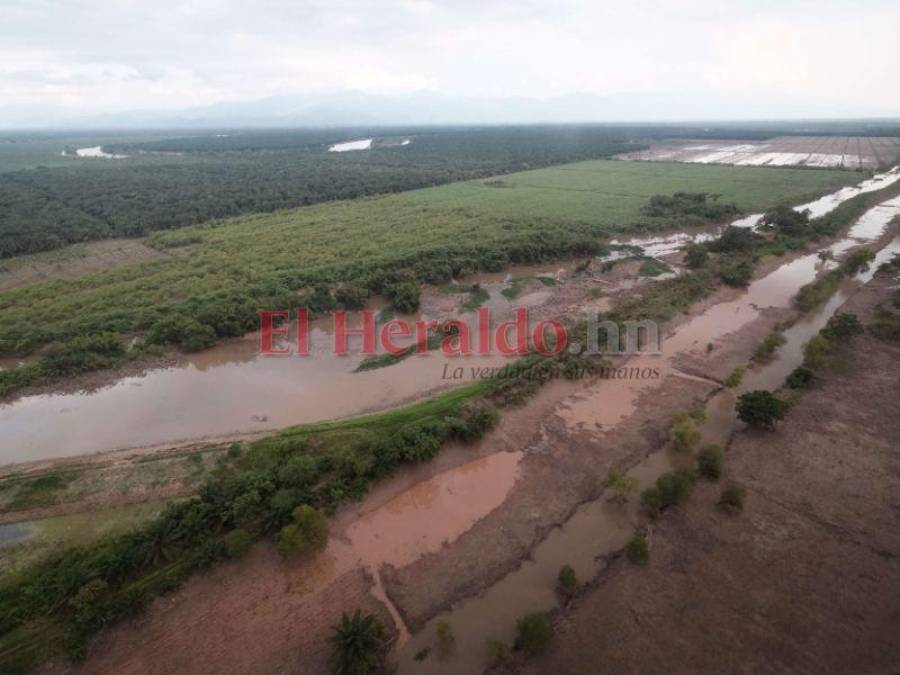 Inundada, destruida y con hambre: Choloma queda sumergida bajo agua, entre lodo y escombros