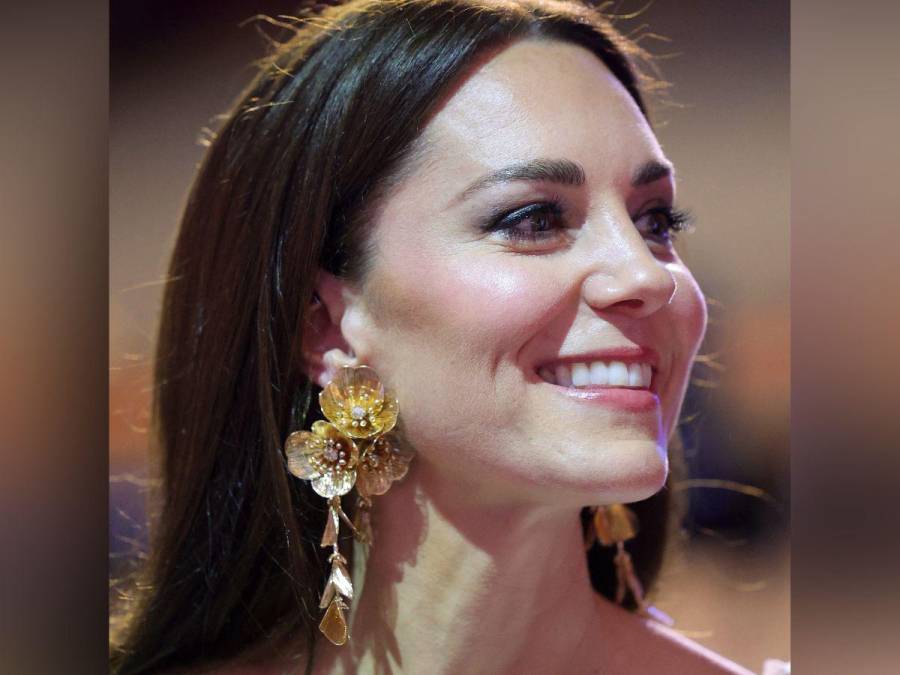 Con un vestido repetido, Kate Middleton luce espectacular look en los premios BAFTA