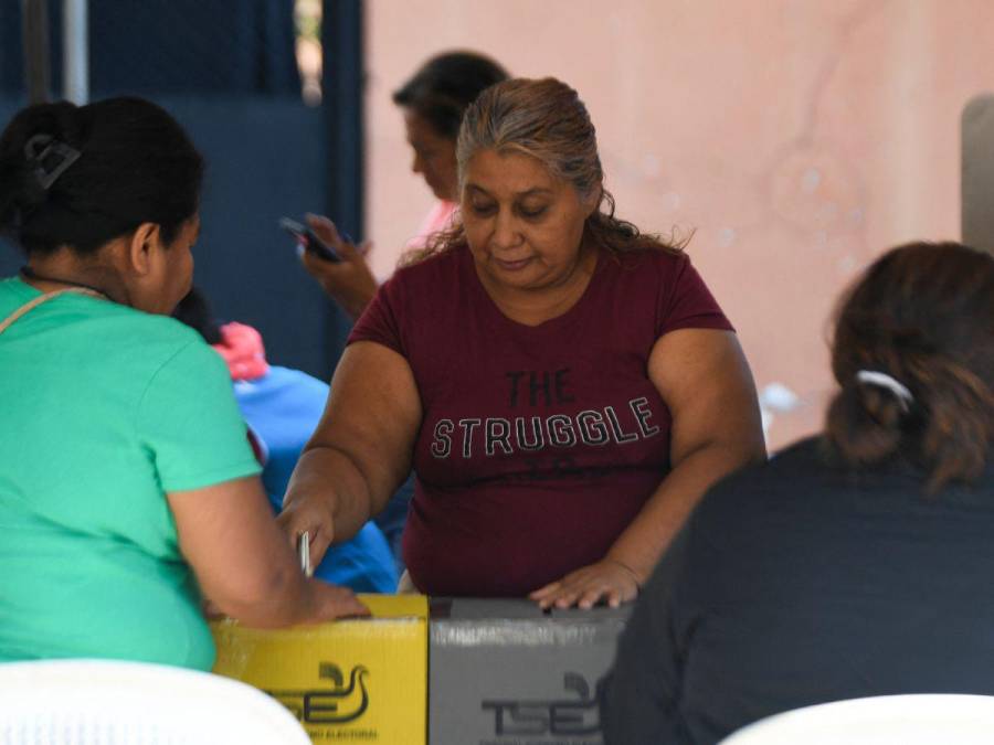 Salvadoreños salen a votar en una casi asegurada reelección de Bukele