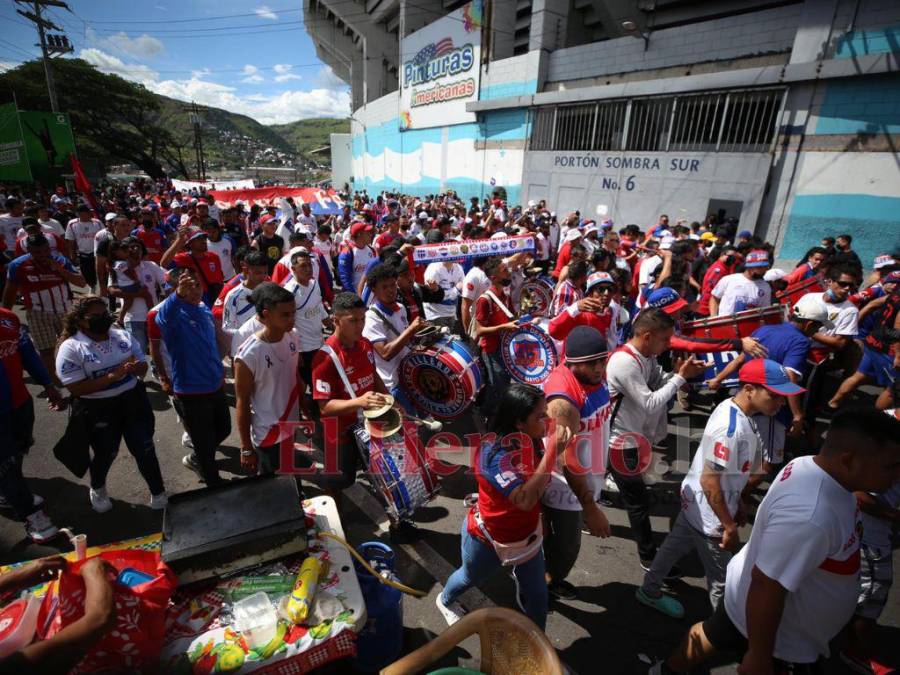 Pasión y amor por los colores: El carnaval de la Ultra Fiel previo al clásico Olimpia vs Real España