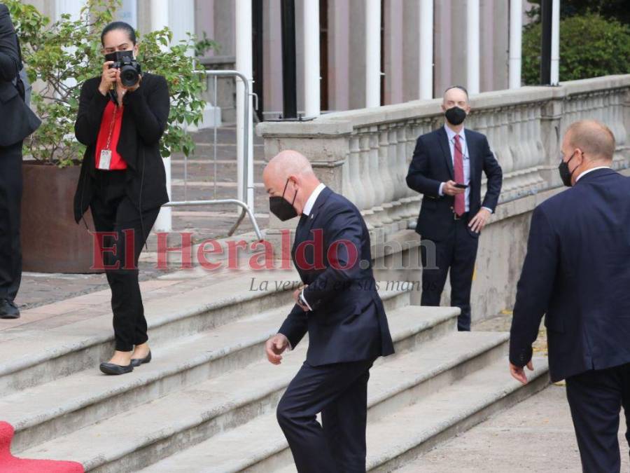 La llegada de Alejandro Mayorkas, secretario de Seguridad de EE UU, a Casa Presidencial de Honduras (Fotos)