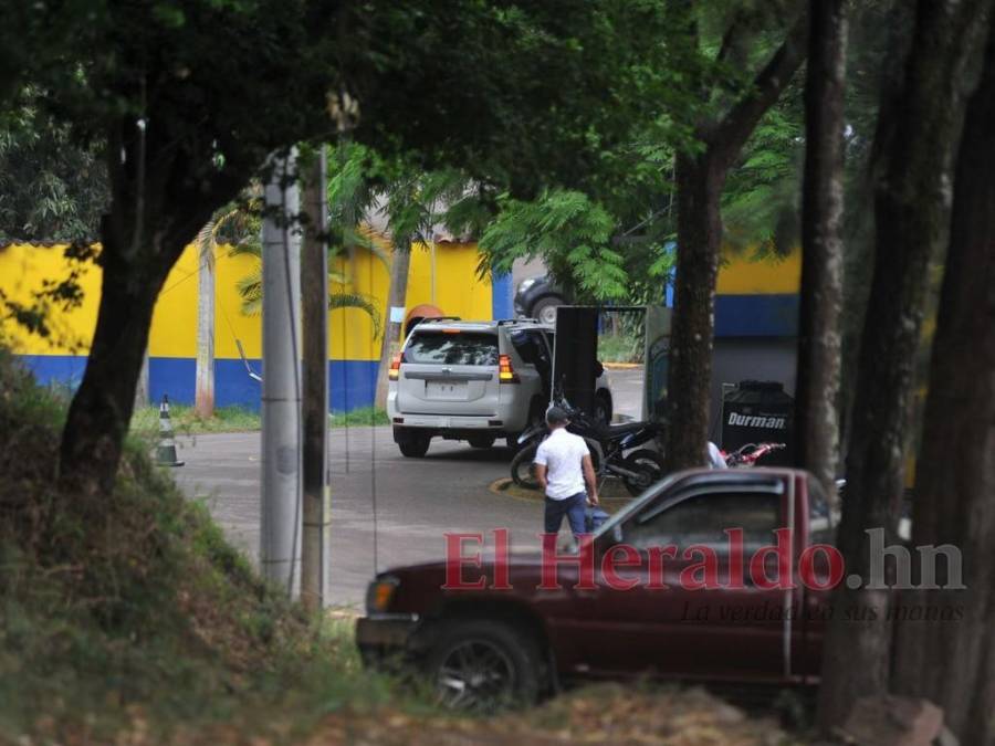 Familia de expresidente Hernández llega a los Cobras, en la que sería su última visita (Fotos)