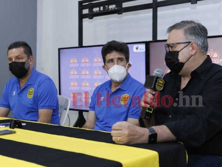 Así fue presentado Héctor Vargas como nuevo DT del Real España (Fotos)