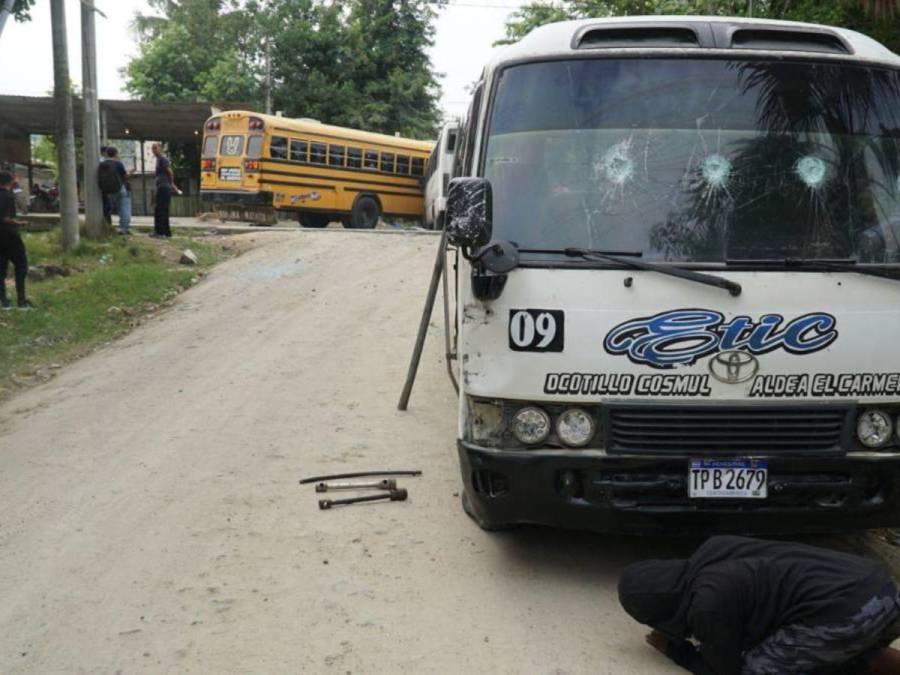 Un muerto y diez buses dañados: Imágenes del enfrentamiento entre policías y pobladores de El Ocotillo, SPS