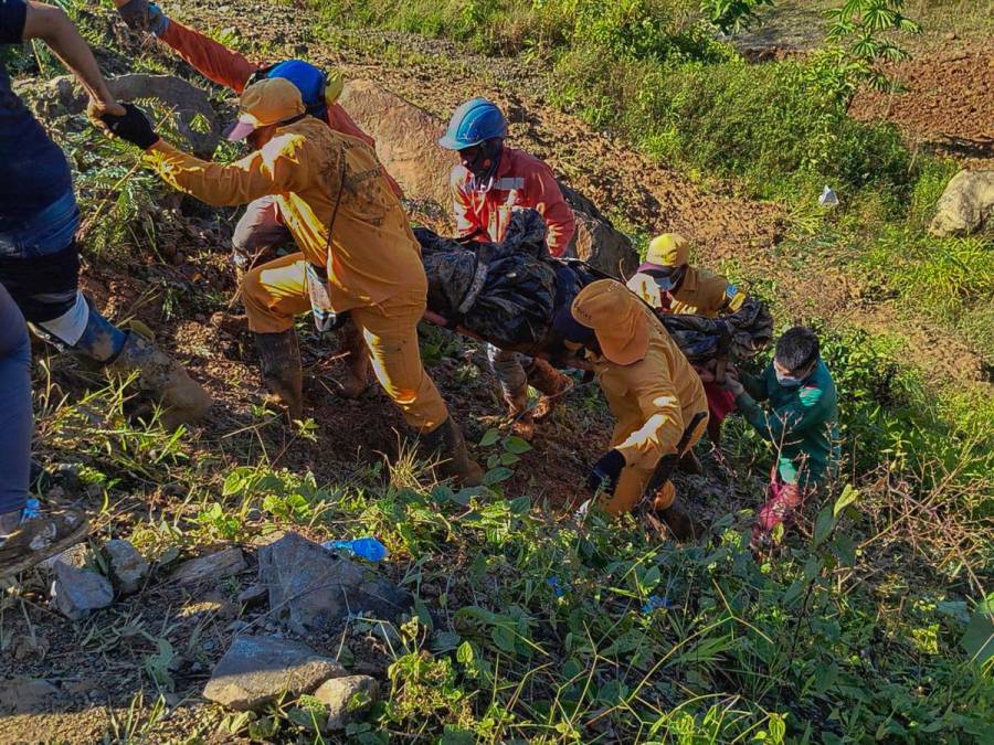 Las imágenes tras el alud de tierra que ya suma 33 muertos en Colombia