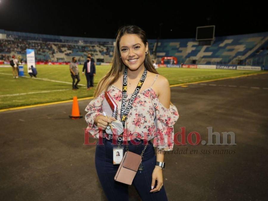 ¡Roban suspiros! Hermosas chicas adornan el Estadio Nacional en el clásico Motagua-Olimpia