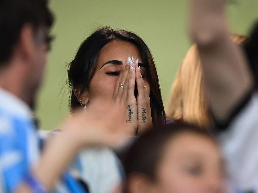 Los nervios, tensión y alegría de Antonela Rocuzzo en el partido de octavos de final de Argentina