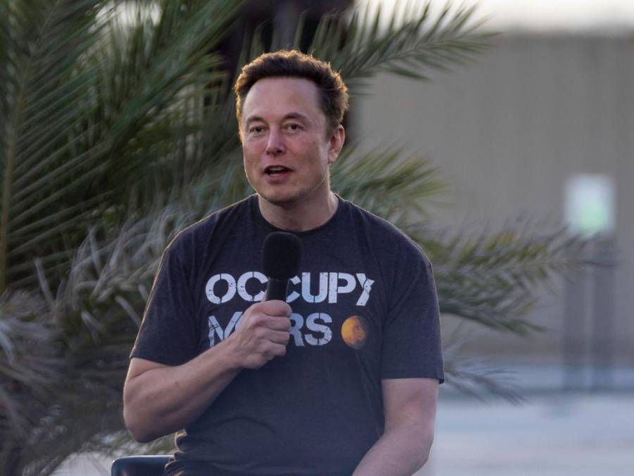 ¿Por qué la madre de Elon Musk duerme en el garaje cuando visita a su hijo en Texas?