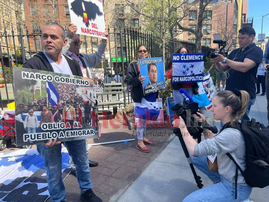 Hondureños protestan afuera de la corte en NY durante audiencia de JOH