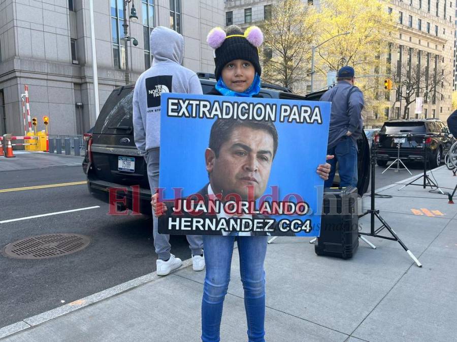 Hondureños protestan afuera de la corte en NY durante audiencia de JOH