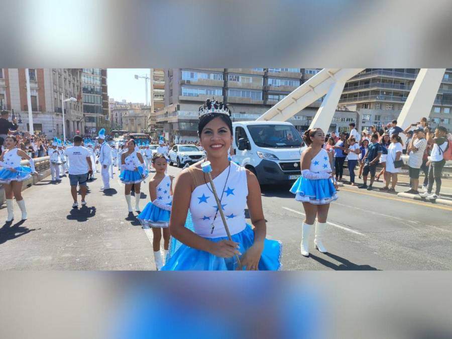 Hondureños conmemoran 202 años de independencia con desfile en Valencia, España
