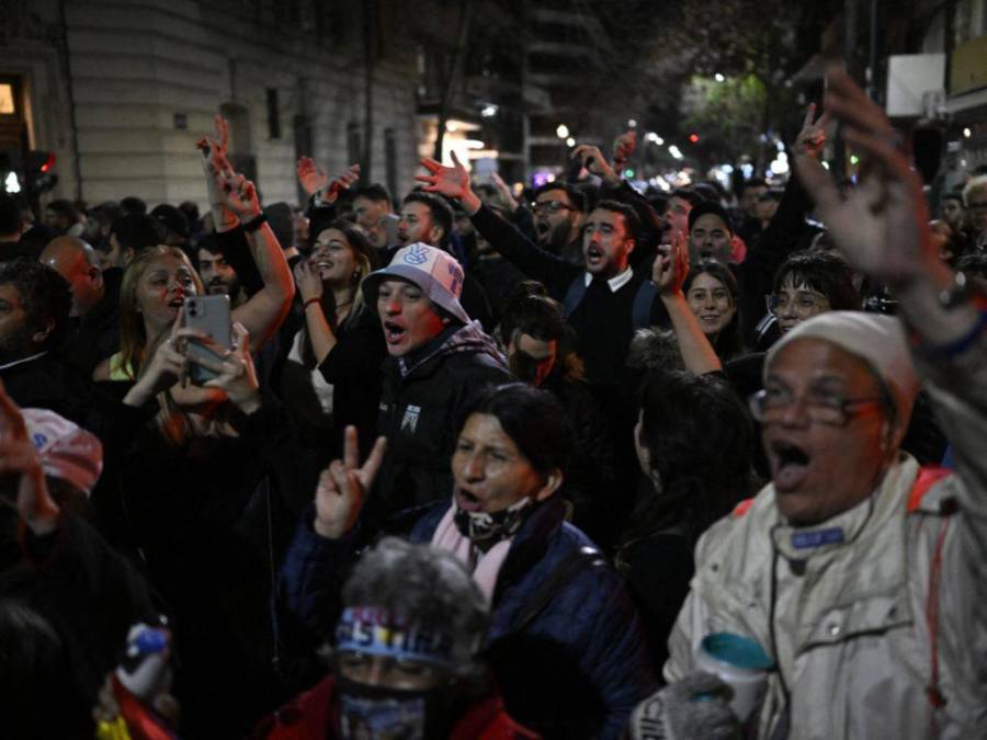 Un arma cargada, conmoción y un detenido: lo que se sabe sobre el atentado a Cristina Kirchner