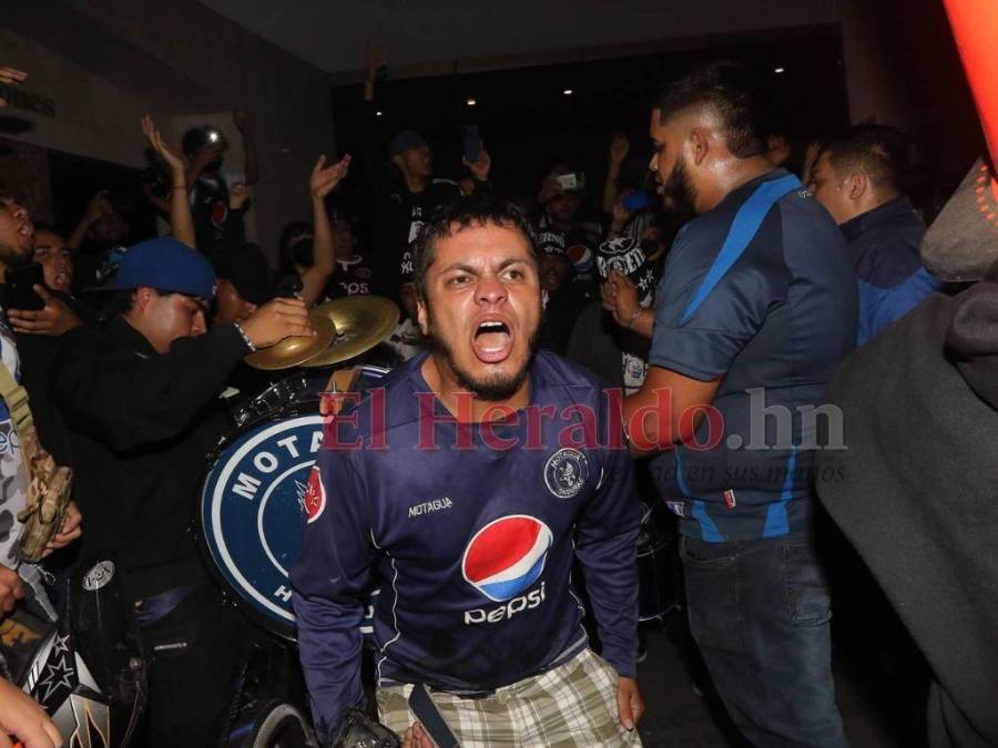 Pasión, orgullo e ilusión: Afición del Motagua anima a su equipo con banderazo previo a la final