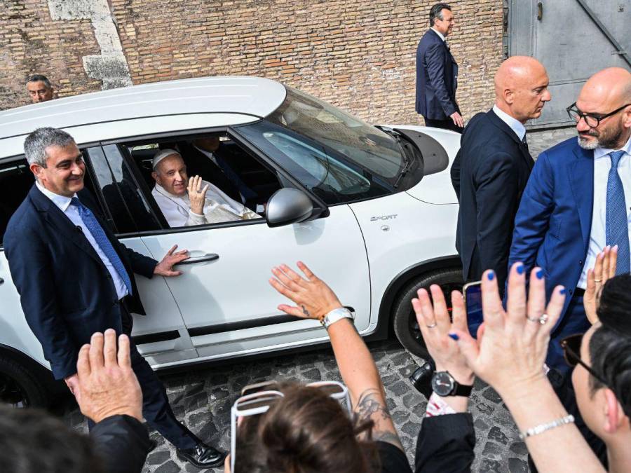 Sonriente y saludando a todos salió el papa Francisco del hospital