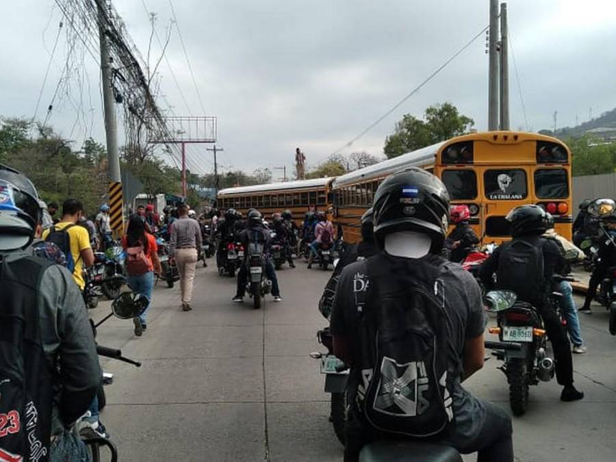 Largas filas, caminatas forzadas y pérdidas deja paro de transporte en varias zonas de Honduras