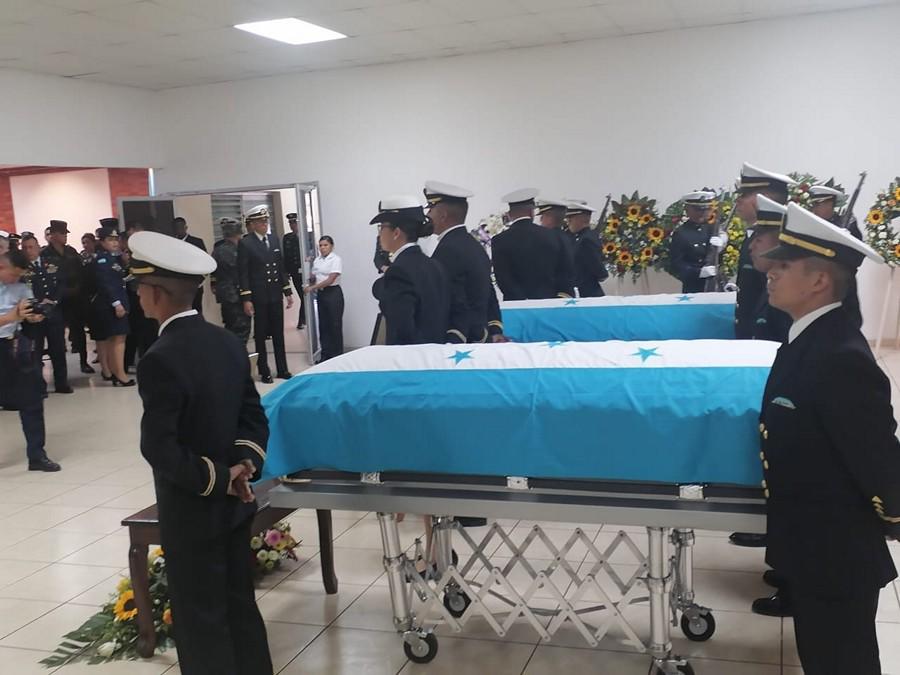 Con honores y lágrimas reciben a navales víctimas de explosión en Puerto Cortés