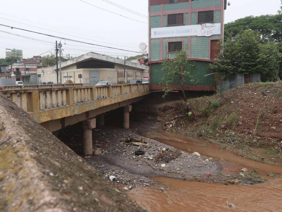 Los ríos de la capital permanecen en calma pese a fuertes lluvias