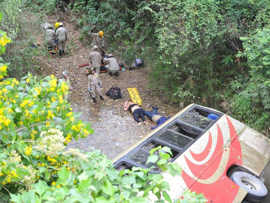Destrozos y luto: la zona cero del trágico accidente en carretera a Olancho